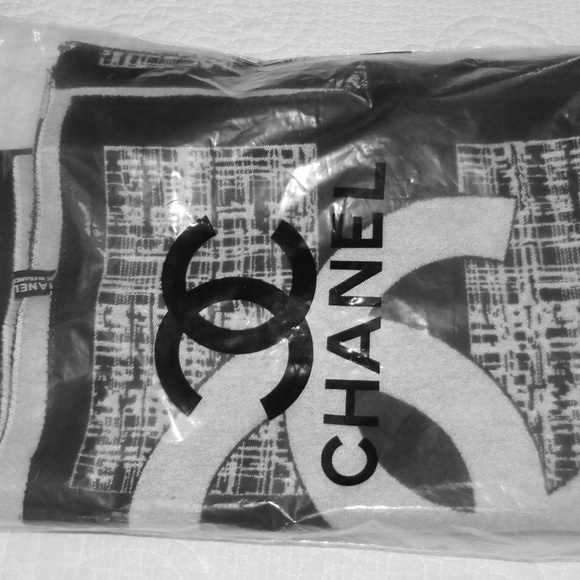 CHANEL SCARF - Picture 3 of 8